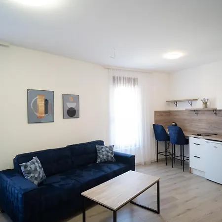 Apartman And Smile
